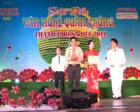 Ông Võ Thanh Tùng - Phó Chủ tịch UBND thành phố/ Trưởng Ban tổ chức Hội diễn trao giải cho các tập thể, cá nhân đạt giải tại hội diễn