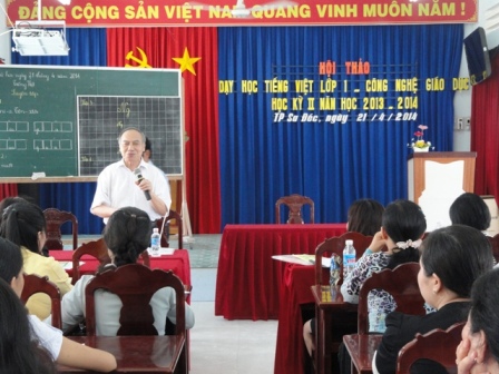 Thầy Nguyễn Kế Hào nguyên Vụ trưởng Vụ Giáo dục Tiểu học chuyên gia CGD phát biểu hỗ trợ kĩ thuật dạy Tiếng Việt 1-CGD