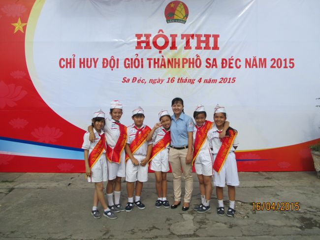 Liên đội Trường Tiểu học Kim Đồng tham gia Hội thi Chỉ huy Đội giỏi thành phố Sa Đéc năm 2015.