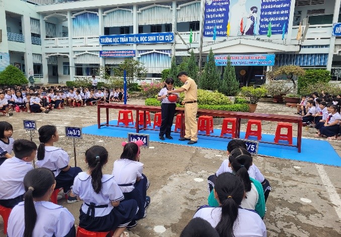 Liên đội Trường TH Kim Đồng tổ chức cho các em học sinh tìm hiểu về “An toàn giao thông”